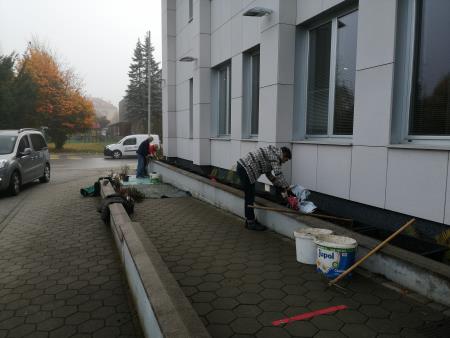 sajenje korit pri Knjižnici, foto Mateja Dekleva